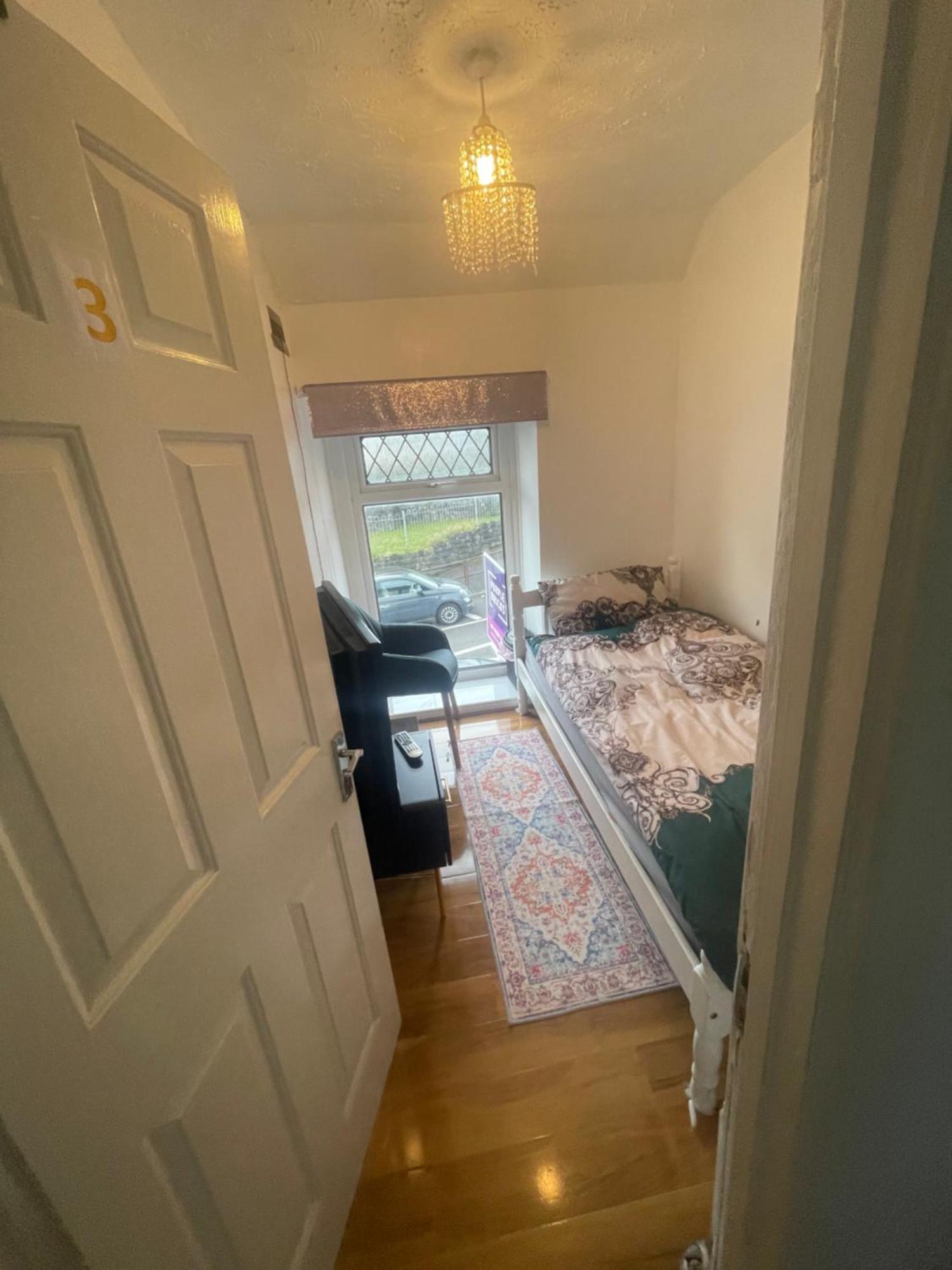Single Bed In A Peaceful House In Morriston Apartment Exterior photo